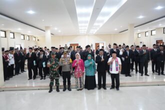 Pelaksana Tugas (Plt) Wali Kota Jakarta Timur, Iin Mutmainnah (tengah) dalam pelantikan Lembaga Musyawarah Kelurahan (LMK) Tingkat Kecamatan Cipayung di Aula SMKN 24 Jakarta, Kelurahan Bambu Apus, Kecamatan Cipayung, Jumat (27/12/2024). Foto: Ist