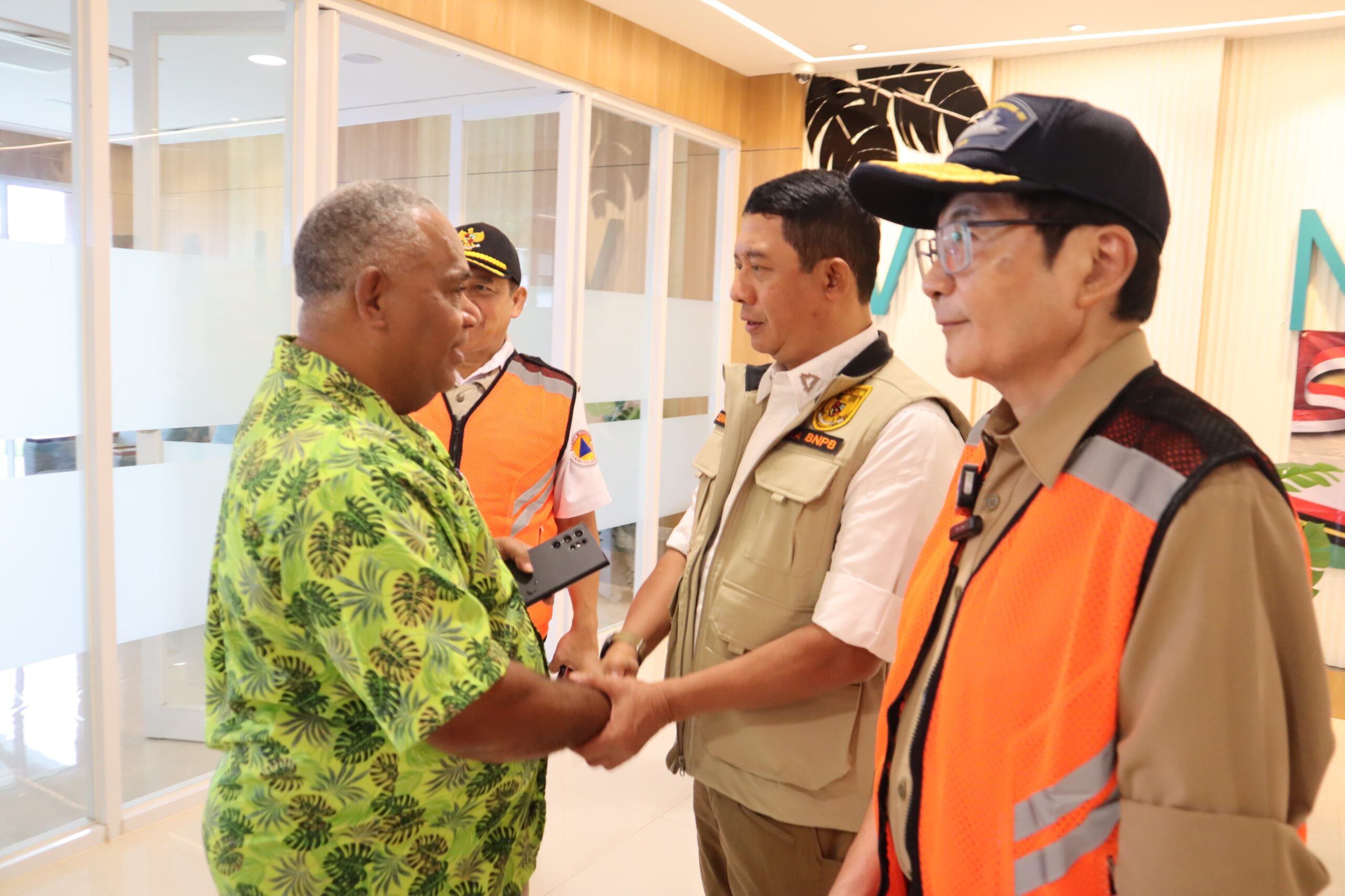 Kepala Badan Nasional Penanggulangan Bencana (BNPB), Letjen TNI Suharyanto, tiba di Bandara Bauerfield, Port Vila, Vanuatu, Sabtu (28/12/2024) pagi waktu setempat, diterima Pemerintah Vanuatu. Rombongan delegasi membawa bantuan Pemerintah Indonesia untuk warga masyarakat Vanuatu. Foto: BNPB