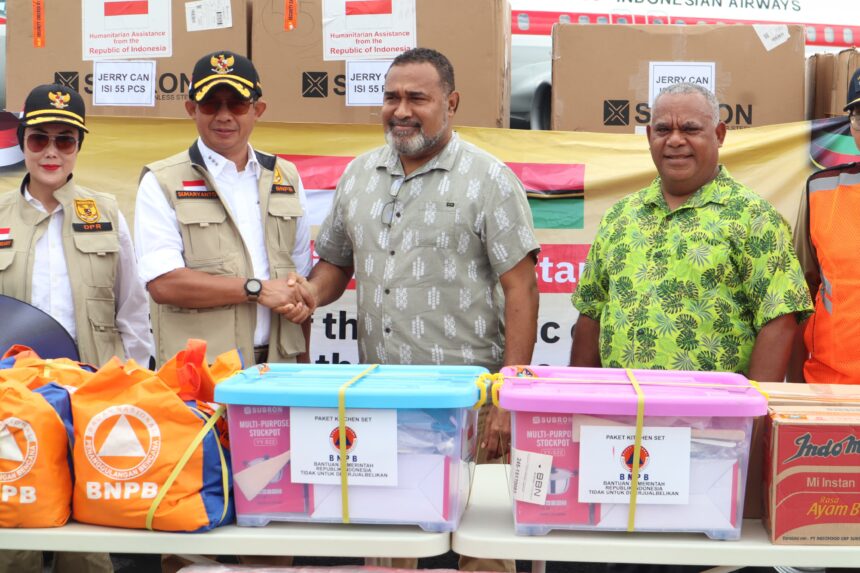 Kepala Badan Nasional Penanggulangan Bencana (BNPB), Letjen TNI Suharyanto, tiba di Bandara Bauerfield, Port Vila, Vanuatu, Sabtu (28/12/2024) pagi waktu setempat, diterima Pemerintah Vanuatu. Rombongan delegasi membawa bantuan Pemerintah Indonesia untuk warga masyarakat Vanuatu. Foto: BNPB