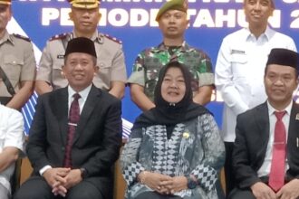 Anggota Fraksi Demokrat DPRD DKI, Neneng Hasanah (kedua dari kanan) saat pelantikan dewan kota Jakarta Utara.(foto sofian/ipol.id)