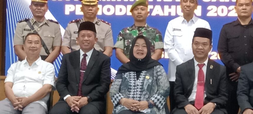 Anggota Fraksi Demokrat DPRD DKI, Neneng Hasanah (kedua dari kanan) saat pelantikan dewan kota Jakarta Utara.(foto sofian/ipol.id)