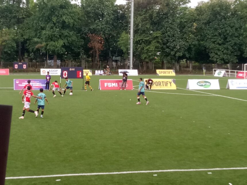 Federasi Sepakbola Mini Indonesia (FSMI) menggelar Turnamen Mini Football Series 2024 di ASIOP Stadium-D'Arcici, Cempaka Putih, Jakarta, Minggu (15/12). Foto/ipol