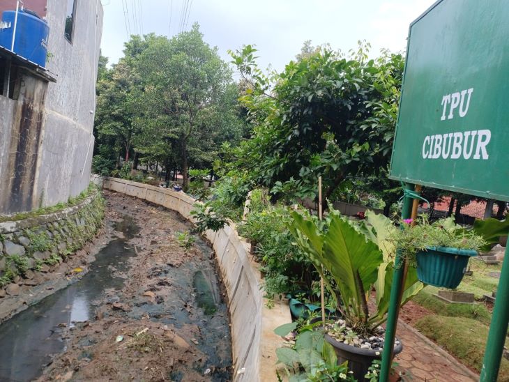 Kali di kawasan sekitar Tempat Pemakaman Umum (TPU) Cibubur, Jakarta Timur, yang mengalami pendangkalan, Selasa (31/12/2024). Foto: Joesvicar Iqbal/ipol.id