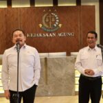 Jaksa Agung ST Burhanuddin (kiri) saat menerima kunjungan Menteri Pertanian RI Amran Sulaiman beserta jajaran pada Senin (16/12/2024) di Gedung Utama Kejaksaan Agung, Jakarta. Foto: Puspenkum Kejaksaan Agung RI