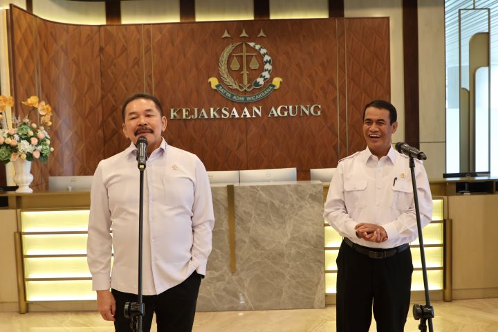 Jaksa Agung ST Burhanuddin (kiri) saat menerima kunjungan Menteri Pertanian RI Amran Sulaiman beserta jajaran pada Senin (16/12/2024) di Gedung Utama Kejaksaan Agung, Jakarta. Foto: Puspenkum Kejaksaan Agung RI