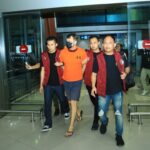 Polisil menangkap Roman alias RN warga negara Ukraina tersangka pengendali praktik clandestine lab yang berbasis di Kabupaten Badung, Bali. Foto: Humas polri