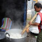 Petugas PMI sedang memasak di dapur umum. Foto: Badan Nasional Penanggulangan Bencana (BNPB)