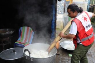 Petugas PMI sedang memasak di dapur umum. Foto: Badan Nasional Penanggulangan Bencana (BNPB)