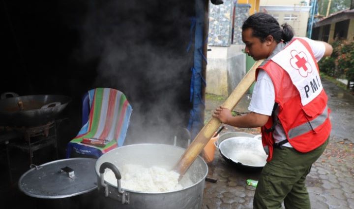 Petugas PMI sedang memasak di dapur umum. Foto: Badan Nasional Penanggulangan Bencana (BNPB)