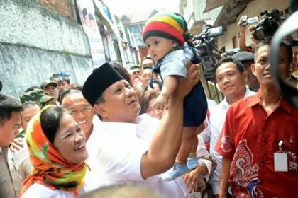 Prabowo bermain bersama anak kecil