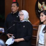 Menteri PANRB Rini Widyantini bersama Menteri Komdigi Meutya Hafid dan Wakil Menteri PANRB Purwadi Arianto saat memberikan keterangan pers