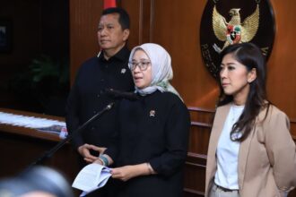 Menteri PANRB Rini Widyantini bersama Menteri Komdigi Meutya Hafid dan Wakil Menteri PANRB Purwadi Arianto saat memberikan keterangan pers