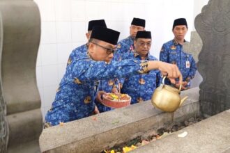 Mengenang jasa para pahlawan serta mendoakannya merupakan salah satu dari rangkaian HUT ke 53 KORPRI di Sulsel. Foto: dok humas