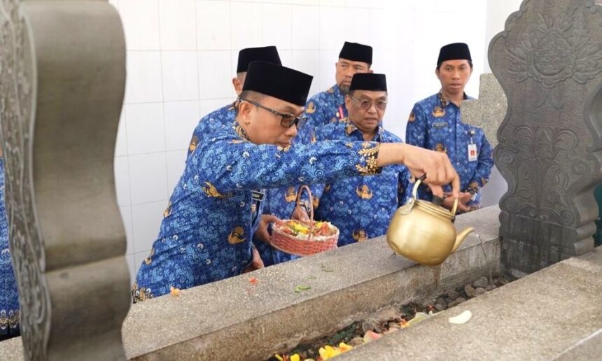 Mengenang jasa para pahlawan serta mendoakannya merupakan salah satu dari rangkaian HUT ke 53 KORPRI di Sulsel. Foto: dok humas