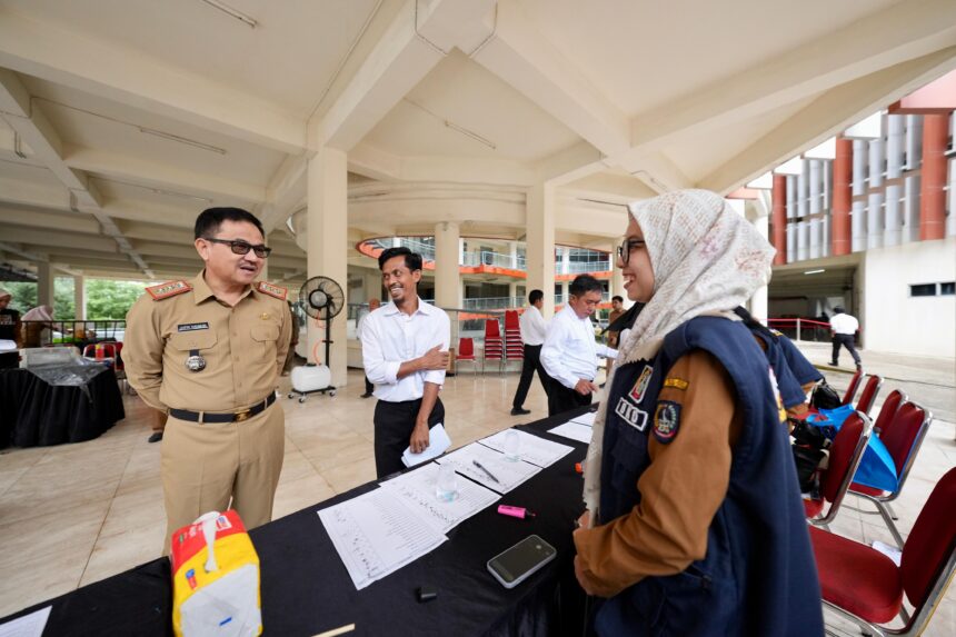 Sekda tinjau langsung ujian PPPK di UNM. Foto: dok humas