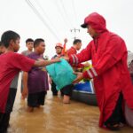 Pemda Sulsel meninjau dan memberikan bantuan bagi para korban banjir di Pankep. Foto: dok humas