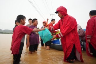 Pemda Sulsel meninjau dan memberikan bantuan bagi para korban banjir di Pankep. Foto: dok humas