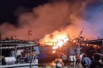 Kebakaran kapal perikanan di dermaga pelabuhan PT. Pelindo Tegal Barat dan alur Sungai Bacin Mintaragen Tegal Timur, Jawa Tengah. Foto: Tangkap layar X @kabarnegri