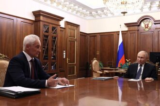 Presiden Rusia Vladimir Putin bersama Menteri Pertahanan Andrei Belousov. Foto: Kremlin