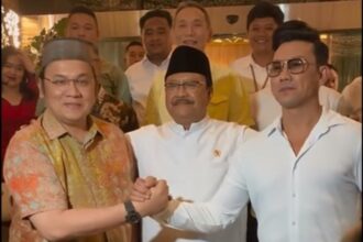 Mensos Saifullah Yusuf mendamaikan Denny Sumargo dan Farhat Abbas terkait donasi untuk pengobatan medis Agus Salim. Foto: Instagram Kemensos