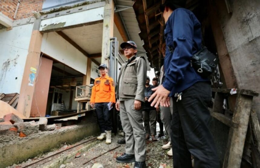 Deputi Bidang Penanganan Darurat Mayjen Lukmansyah, meninjau lokasi terdampak pergerakan tanah di wilayah Kampung Linggaresmi, Desa Bantargadung, Kecamatan Bantargadung, Kabupaten Sukabumi, Jawa Barat, Selasa (10/12). (Bidang Komunikasi Kebencanaan