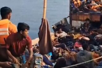 Pengungsi Rohingya, terombang-ambing di atas kapal. Foto: X @RT_India_news