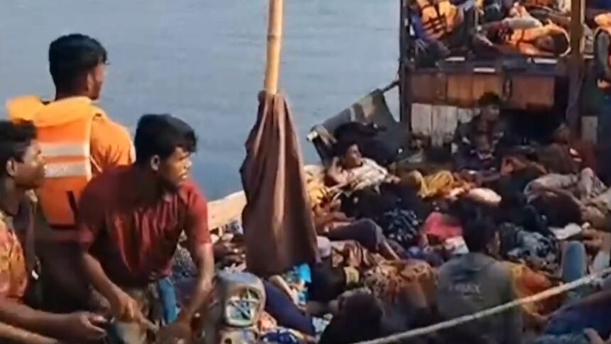 Pengungsi Rohingya, terombang-ambing di atas kapal. Foto: X @RT_India_news