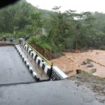 Jembatan terputus akibat banjir dan tanah longsor yang melanda Kecamatan Simpenan, Kabupaten Sukabumi, Jawa Barat, pada Kamis (5/12/2024). Foto: dok. BNPB