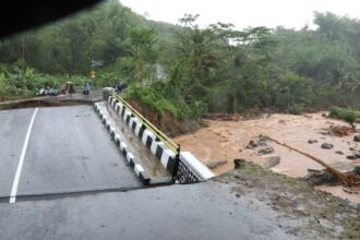 Jembatan terputus akibat banjir dan tanah longsor yang melanda Kecamatan Simpenan, Kabupaten Sukabumi, Jawa Barat, pada Kamis (5/12/2024). Foto: dok. BNPB