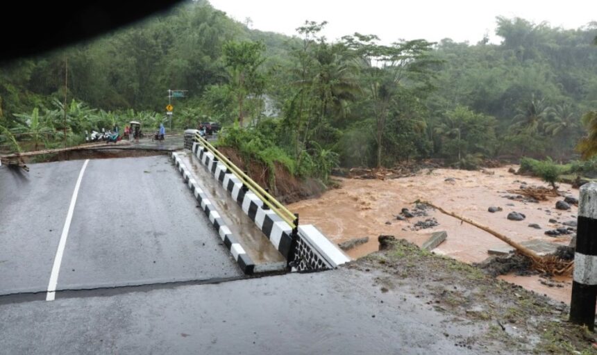 Jembatan terputus akibat banjir dan tanah longsor yang melanda Kecamatan Simpenan, Kabupaten Sukabumi, Jawa Barat, pada Kamis (5/12/2024). Foto: dok. BNPB