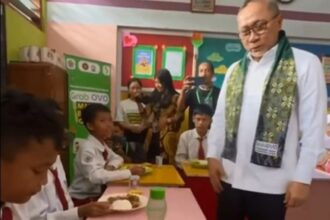 Menko Bidang Pangan Zulkifli Hasan meninjau uji coba makan bergizi gratis di SD Kulon Progo, Senin (16/12/2024). Foto: Instagram @kemenkopangan.ri