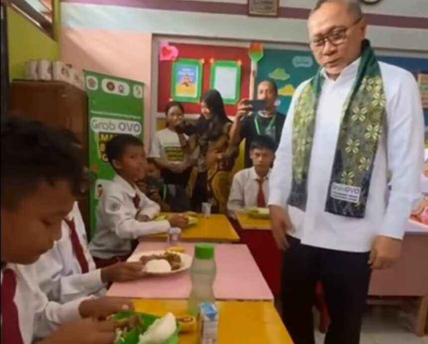 Menko Bidang Pangan Zulkifli Hasan meninjau uji coba makan bergizi gratis di SD Kulon Progo, Senin (16/12/2024). Foto: Instagram @kemenkopangan.ri