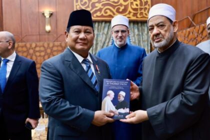 Presiden Republik Indonesia, Prabowo Subianto, melakukan pertemuan dengan Grand Syekh Al-Azhar, Imam Akbar Ahmed Al-Tayeb, di Mashiaket Al-Azhar, Kairo, pada Rabu, 18 Desember 2024. Foto: BPMI Setpres