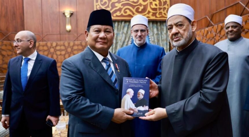 Presiden Republik Indonesia, Prabowo Subianto, melakukan pertemuan dengan Grand Syekh Al-Azhar, Imam Akbar Ahmed Al-Tayeb, di Mashiaket Al-Azhar, Kairo, pada Rabu, 18 Desember 2024. Foto: BPMI Setpres