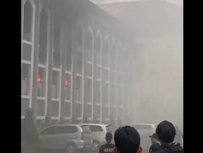 Gedung Rektorat UIN Jakarta terbakar, Senin (30/12/2024). Foto: Ist