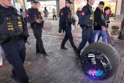 Robot berbentuk bola berpatroli bersama petugas kepolisian Wenzhou, China timur. Foto: Ist
