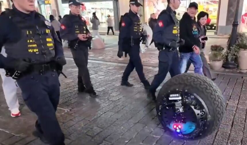 Robot berbentuk bola berpatroli bersama petugas kepolisian Wenzhou, China timur. Foto: Ist