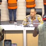 Penyidik KPK perlihatkan barang bukti uang tunai yang disita dalam OTT Pj Wali Kota Pekanbaru Risnandar Mahiwa. Foto: ipol.id