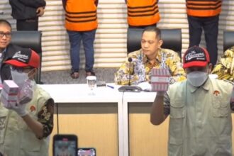 Penyidik KPK perlihatkan barang bukti uang tunai yang disita dalam OTT Pj Wali Kota Pekanbaru Risnandar Mahiwa. Foto: ipol.id