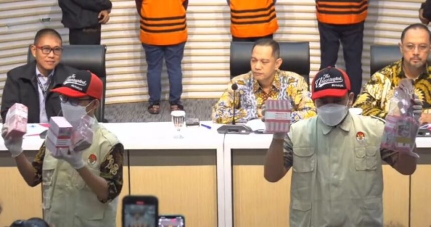 Penyidik KPK perlihatkan barang bukti uang tunai yang disita dalam OTT Pj Wali Kota Pekanbaru Risnandar Mahiwa. Foto: ipol.id