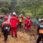 Upaya pencarian korban tertimbun di Desa Sirnasari, Kecamatan Pabuaran, Kabupaten Sukabumi. Foto: Dok. Istimewa