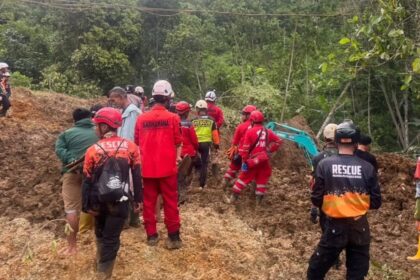 Upaya pencarian korban tertimbun di Desa Sirnasari, Kecamatan Pabuaran, Kabupaten Sukabumi. Foto: Dok. Istimewa