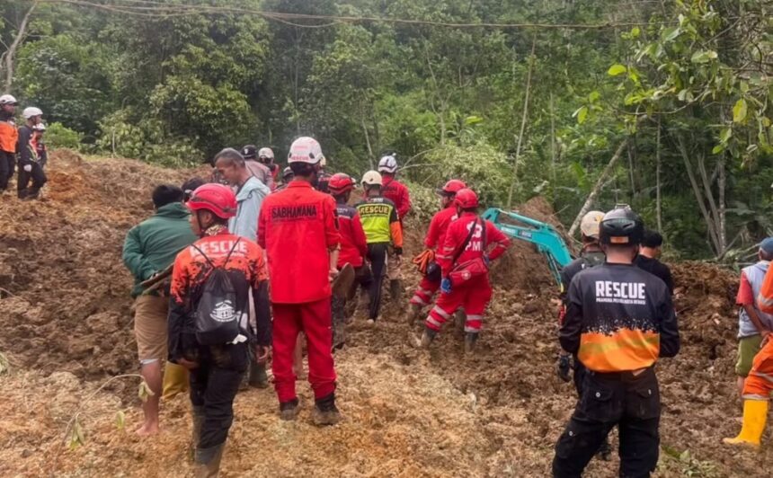 Upaya pencarian korban tertimbun di Desa Sirnasari, Kecamatan Pabuaran, Kabupaten Sukabumi. Foto: Dok. Istimewa