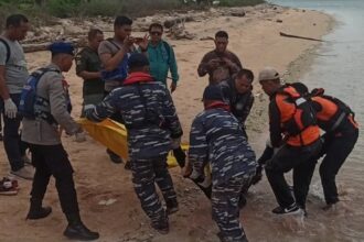 Proses evakuasi jenazah wanita yang diduga sengaja melompat dari kapal penyeberangan. Foto: Basarnas Banyuwangi