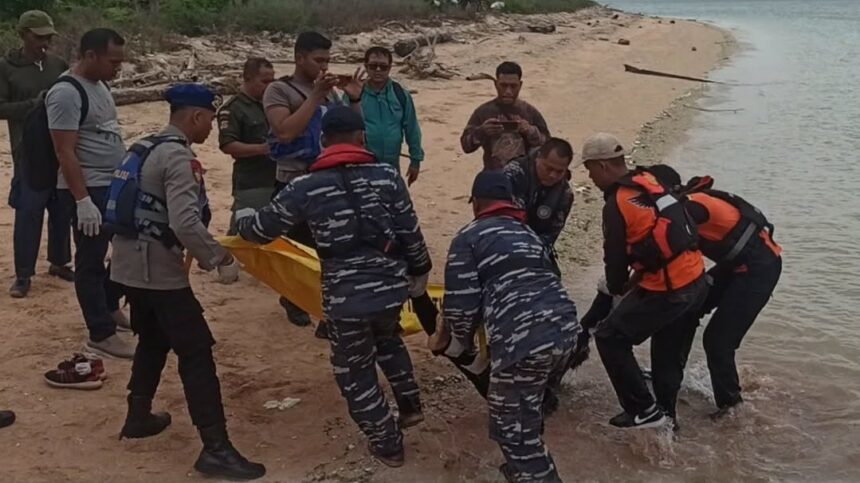 Proses evakuasi jenazah wanita yang diduga sengaja melompat dari kapal penyeberangan. Foto: Basarnas Banyuwangi