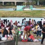 Suasana Taman Mini Indonesia Indah (TMII) di Cipayung, Jakarta Timur, mulai dipadati para pengunjung yang ingin menikmati berbagai suguhan menarik menjelang malam pergantian tahun baru, pada Selasa (31/12/2024) sore. Foto: Joesvicar Iqbal/ipol.id