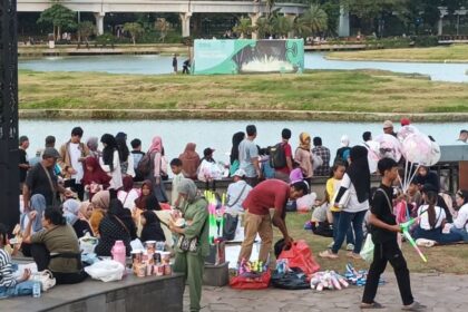 Suasana Taman Mini Indonesia Indah (TMII) di Cipayung, Jakarta Timur, mulai dipadati para pengunjung yang ingin menikmati berbagai suguhan menarik menjelang malam pergantian tahun baru, pada Selasa (31/12/2024) sore. Foto: Joesvicar Iqbal/ipol.id
