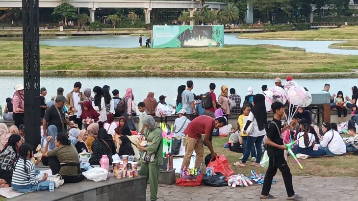 Suasana Taman Mini Indonesia Indah (TMII) di Cipayung, Jakarta Timur, mulai dipadati para pengunjung yang ingin menikmati berbagai suguhan menarik menjelang malam pergantian tahun baru, pada Selasa (31/12/2024) sore. Foto: Joesvicar Iqbal/ipol.id