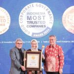 (Kiri ke Kanan) Chief Editor SWA Kemal E. Gani, CEO AdMedika Dian Prambini, dan Chairman IICG (Indonesia Institute for Corporate Governance) Gendut Suprayitno dalam ajang Corporate Governance Perception Index (CGPI) Award 2024 yang berlangsung di Ballroom Hotel Shangri-La Hotel, Jakarta pada Sabtu, (25/11/2024). Foto: Telkom Indonesia