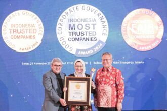 (Kiri ke Kanan) Chief Editor SWA Kemal E. Gani, CEO AdMedika Dian Prambini, dan Chairman IICG (Indonesia Institute for Corporate Governance) Gendut Suprayitno dalam ajang Corporate Governance Perception Index (CGPI) Award 2024 yang berlangsung di Ballroom Hotel Shangri-La Hotel, Jakarta pada Sabtu, (25/11/2024). Foto: Telkom Indonesia